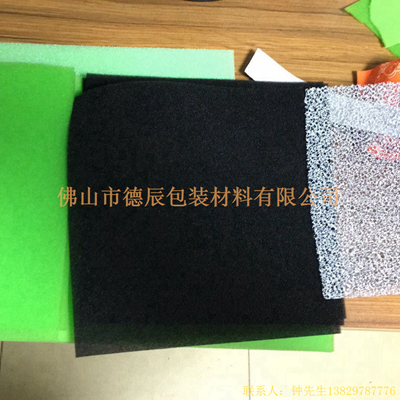 過濾海綿也稱網(wǎng)狀海綿，爆破海綿。聚氨酯過濾海綿由普通開孔軟泡高溫爆破開孔加工而成，爆破除掉了泡沫網(wǎng)絡(luò)之間原有的氣泡膜，得到了主體骨架網(wǎng)狀結(jié)構(gòu)。
過濾海綿的空隙率高達(dá)97%，具有優(yōu)異的透氣性、良好的柔軟性和較高的機(jī)械強(qiáng)度。
