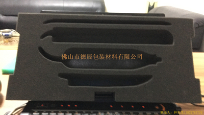 佛山市德辰包裝材料有限公司擁有先進(jìn)的海綿機(jī)械,海綿發(fā)泡機(jī),平切機(jī),上膠機(jī),直切機(jī)，海綿再生機(jī),等,可以生產(chǎn)各種不同形狀規(guī)格的海綿制品和包裝海綿!

