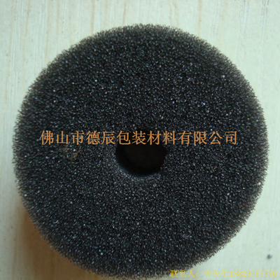 過濾海綿也稱網(wǎng)狀海綿，爆破海綿。聚氨酯過濾海綿由普通開孔軟泡高溫爆破開孔加工而成，爆破除掉了泡沫網(wǎng)絡(luò)之間原有的氣泡膜，得到了主體骨架網(wǎng)狀結(jié)構(gòu)。
過濾海綿的空隙率高達(dá)97%，具有優(yōu)異的透氣性、良好的柔軟性和較高的機(jī)械強(qiáng)度。

