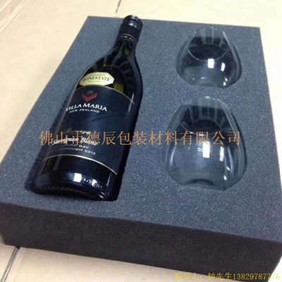 海綿內(nèi)托對(duì)各行各業(yè)產(chǎn)品起到絕緣、密封、防震、防塵、填充、隔音、固定，能夠保護(hù)包裝產(chǎn)品在運(yùn)輸過(guò)程中安然無(wú)恙，起到保護(hù)產(chǎn)品的一個(gè)作用，同時(shí)可以美化產(chǎn)品，提升產(chǎn)品檔次。