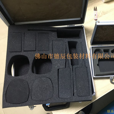 海綿內(nèi)托對(duì)各行各業(yè)產(chǎn)品起到絕緣、密封、防震、防塵、填充、隔音、固定，能夠保護(hù)包裝產(chǎn)品在運(yùn)輸過(guò)程中安然無(wú)恙，起到保護(hù)產(chǎn)品的一個(gè)作用，同時(shí)可以美化產(chǎn)品，提升產(chǎn)品檔次。