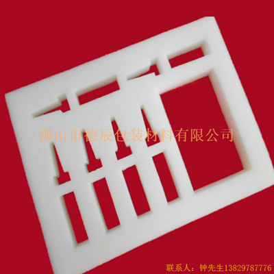 海綿內(nèi)托對(duì)各行各業(yè)產(chǎn)品起到絕緣、密封、防震、防塵、填充、隔音、固定，能夠保護(hù)包裝產(chǎn)品在運(yùn)輸過程中安然無恙，起到保護(hù)產(chǎn)品的一個(gè)作用，同時(shí)可以美化產(chǎn)品，提升產(chǎn)品檔次。
