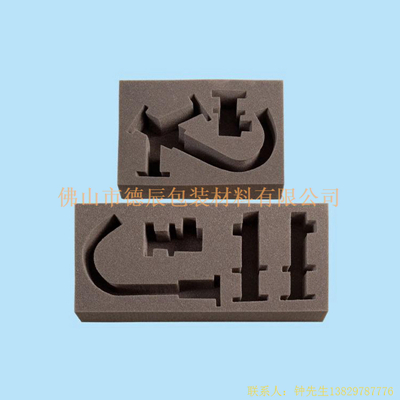 海綿內(nèi)托對(duì)各行各業(yè)產(chǎn)品起到絕緣、密封、防震、防塵、填充、隔音、固定，能夠保護(hù)包裝產(chǎn)品在運(yùn)輸過程中安然無恙，起到保護(hù)產(chǎn)品的一個(gè)作用，同時(shí)可以美化產(chǎn)品，提升產(chǎn)品檔次。